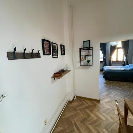 Varady's With Private Parking Appartamento