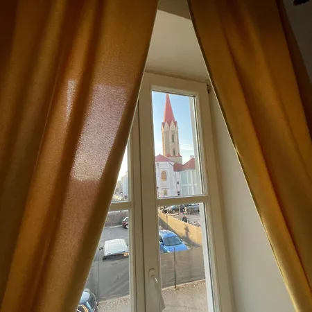 Varady's With Private Parking Appartamento